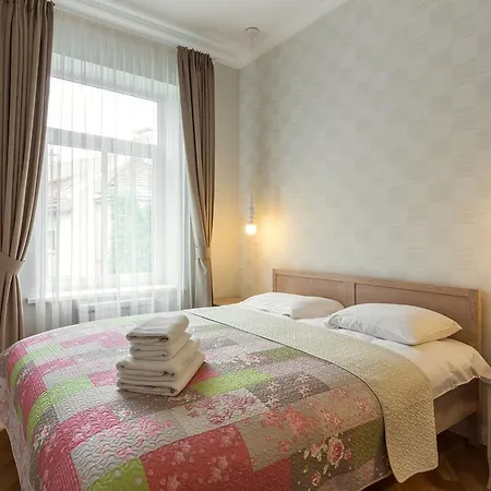 Luxury & Spacious Old Town Apartment *